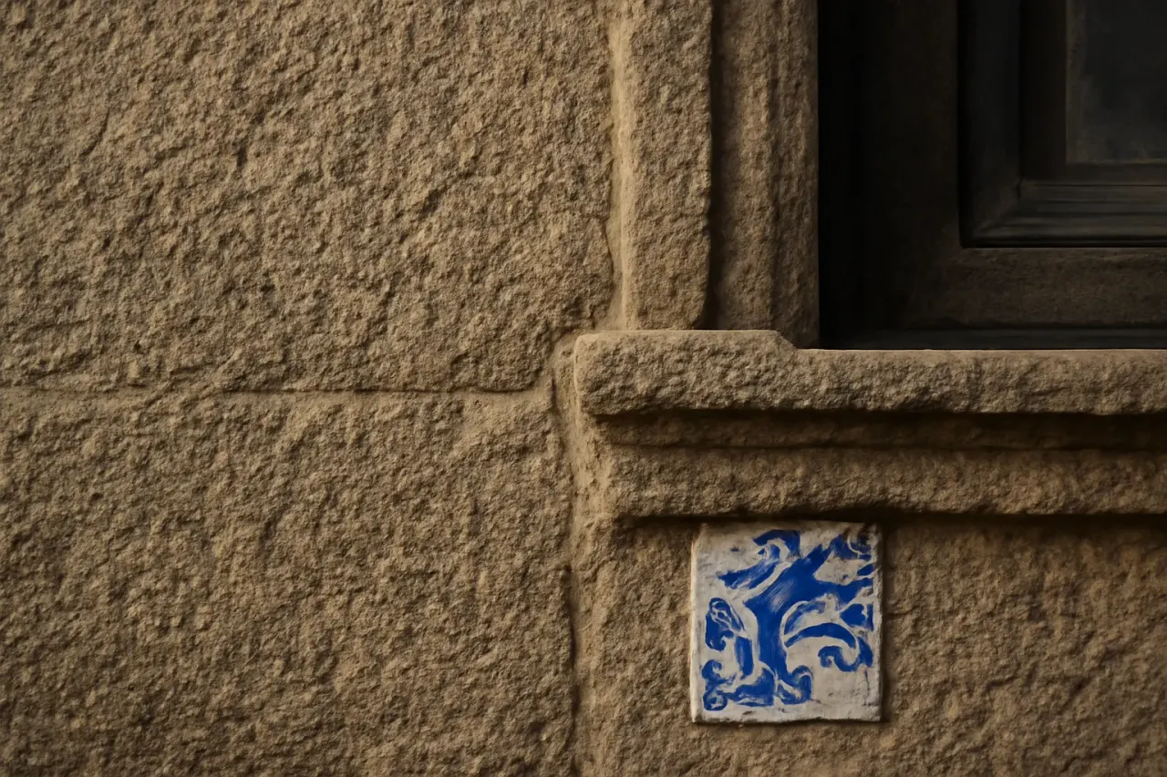 A fachada em granito de um edifício no centro histórico de Braga, luz natural do dia, sem pessoas identificáveis.